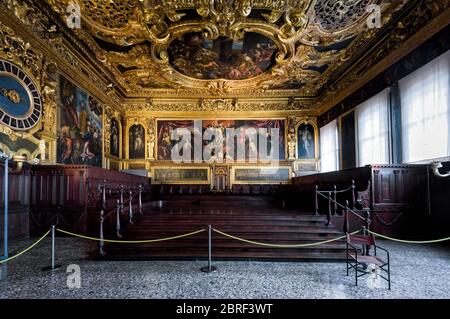 Venedig, Italien - 20. Mai 2017: Innenraum des Dogenpalastes`s (Palazzo Ducale), Senatskammer. Dogenpalast wurde`s 15. Jahrhundert auf dem Markusplatz`s gebaut Stockfoto